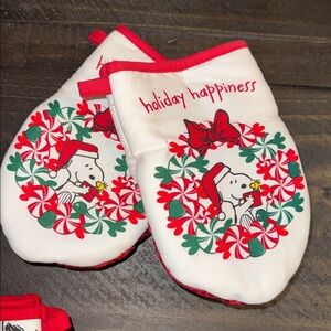 NWT Rae Dunn Peanuts Charlie Brown Snoopy Christmas Holiday Kitchen Oven Mitts